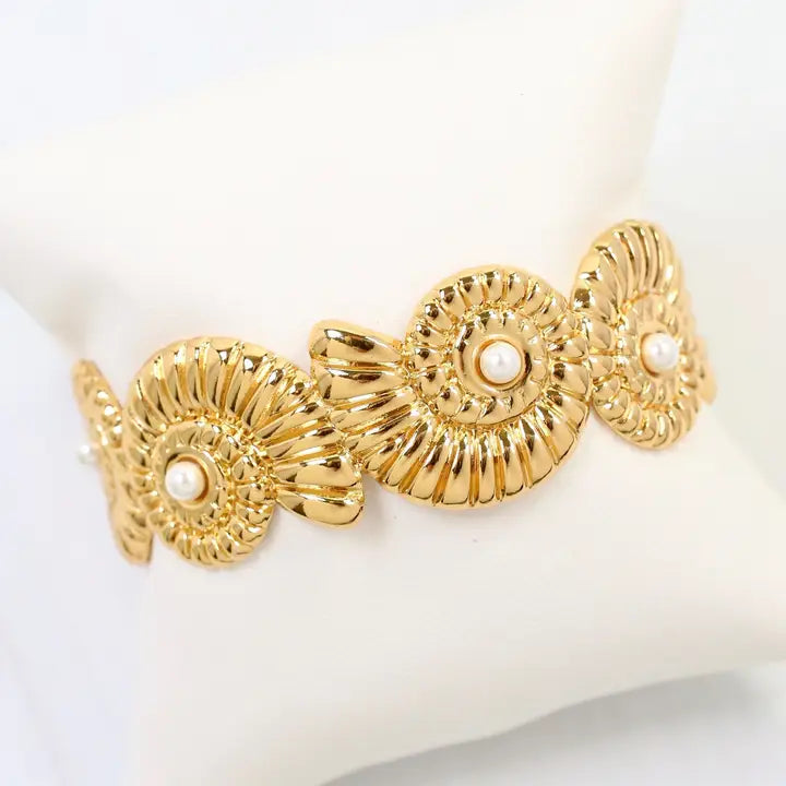 Holly Springs Shell Bracelet Gold By Caroline Hill