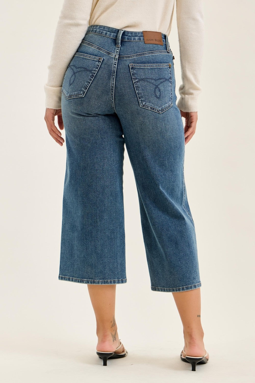 Judy Blue HW Dottie Wide Crop Jeans – MD Quarry Fade 881186