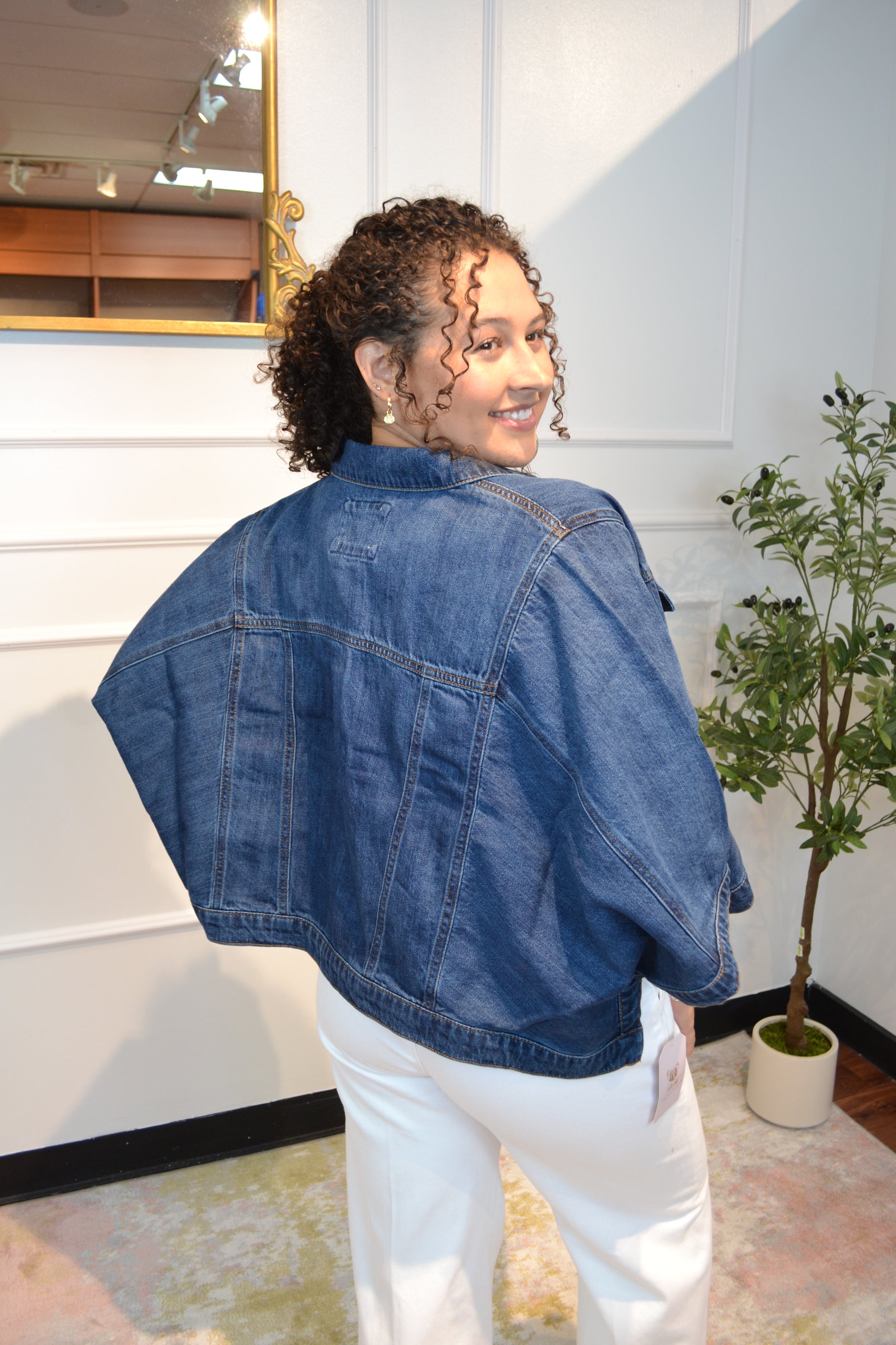  Trendy dark wash cropped denim jacket paired with white pants for everyday casual fashion.