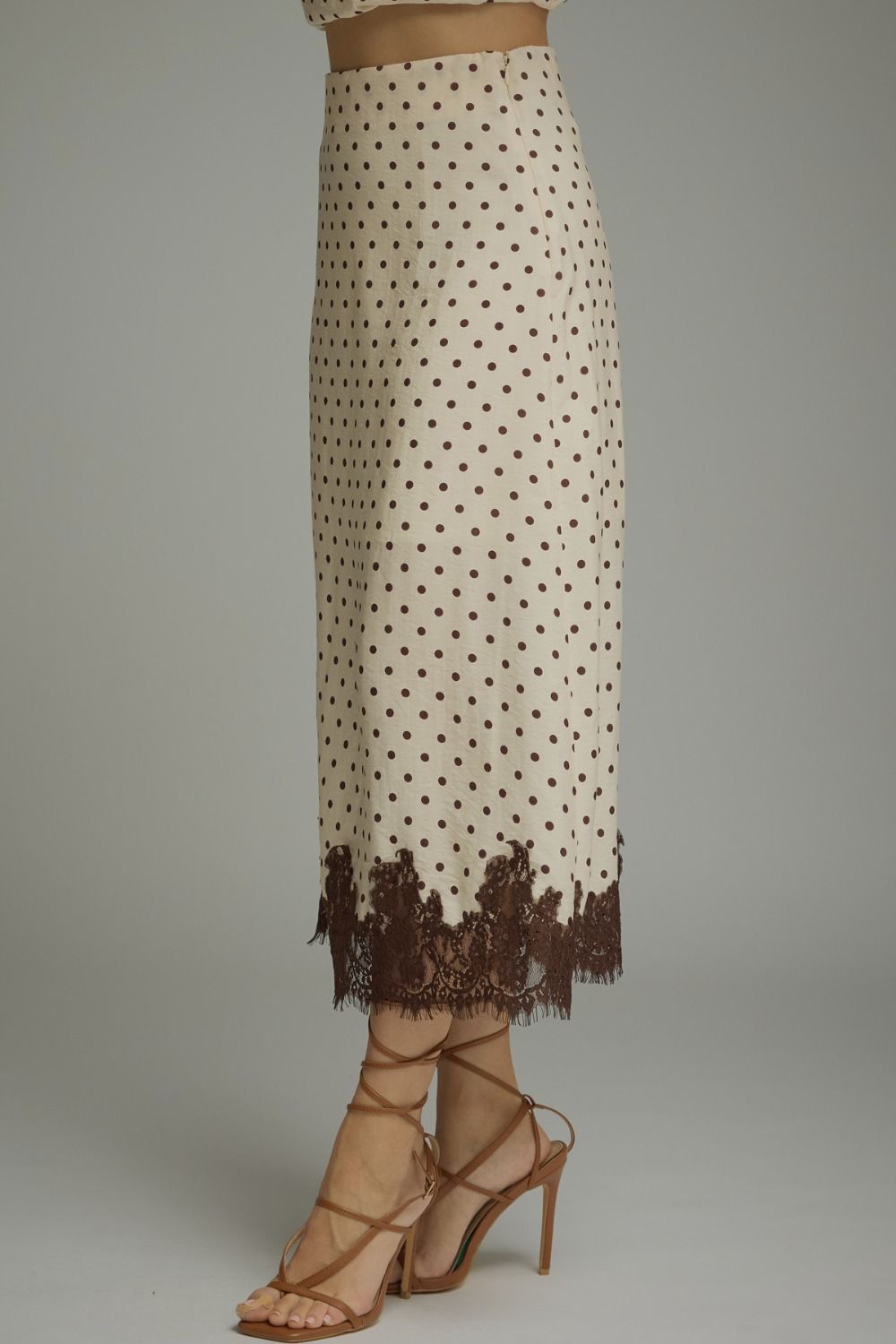 Elegant polka dot midi skirt with floral lace trim
