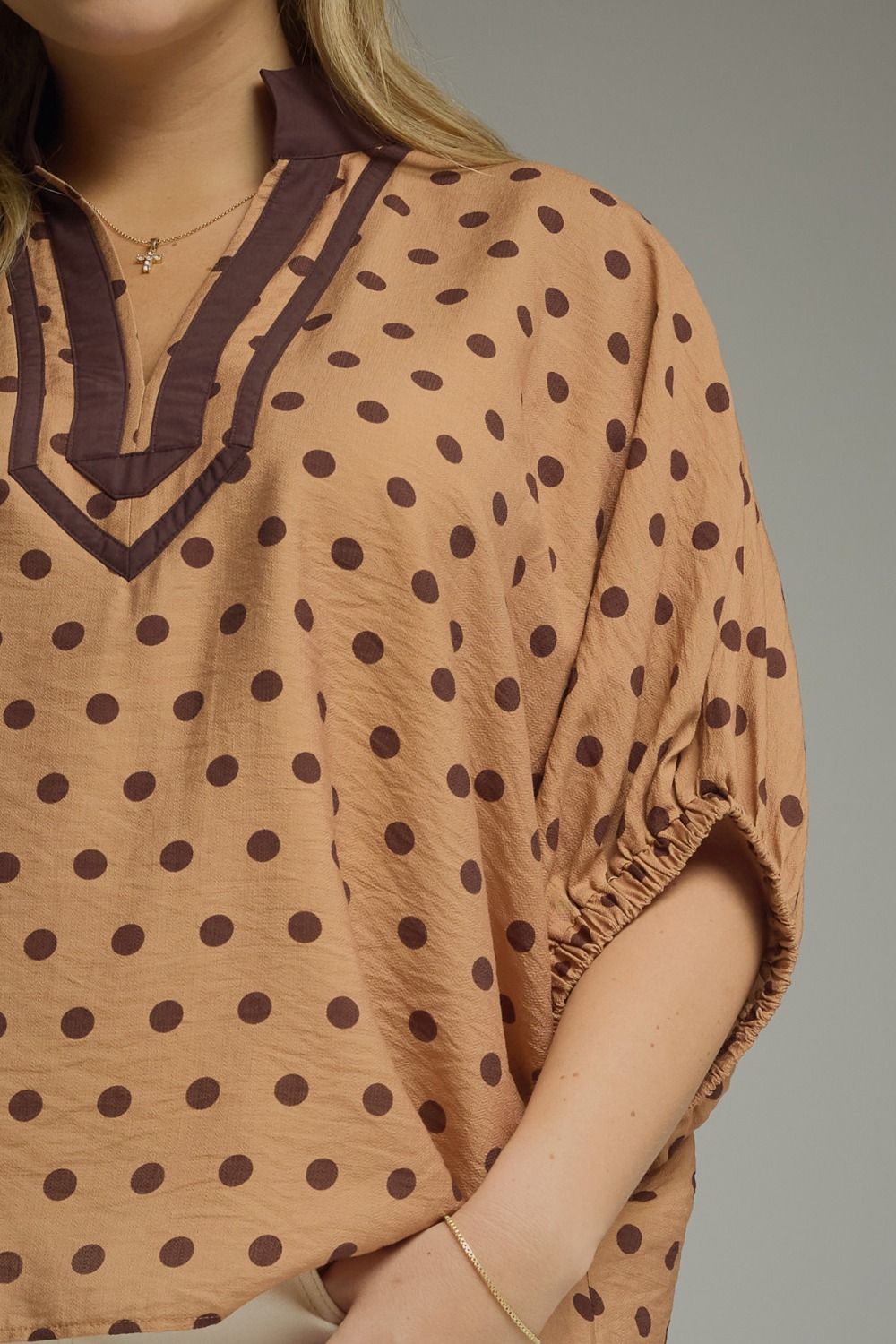 Curvy top with a V-neck detailing and collaring with polka dots 