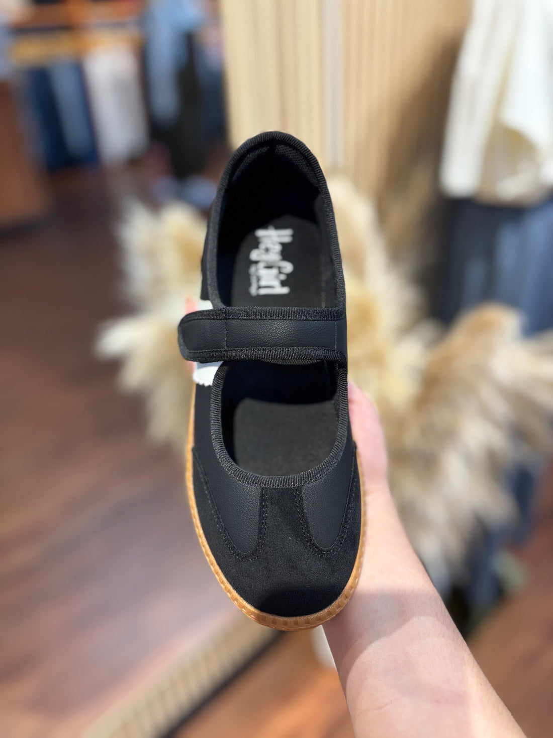 Comfortable everyday sneaker with velcro strap 