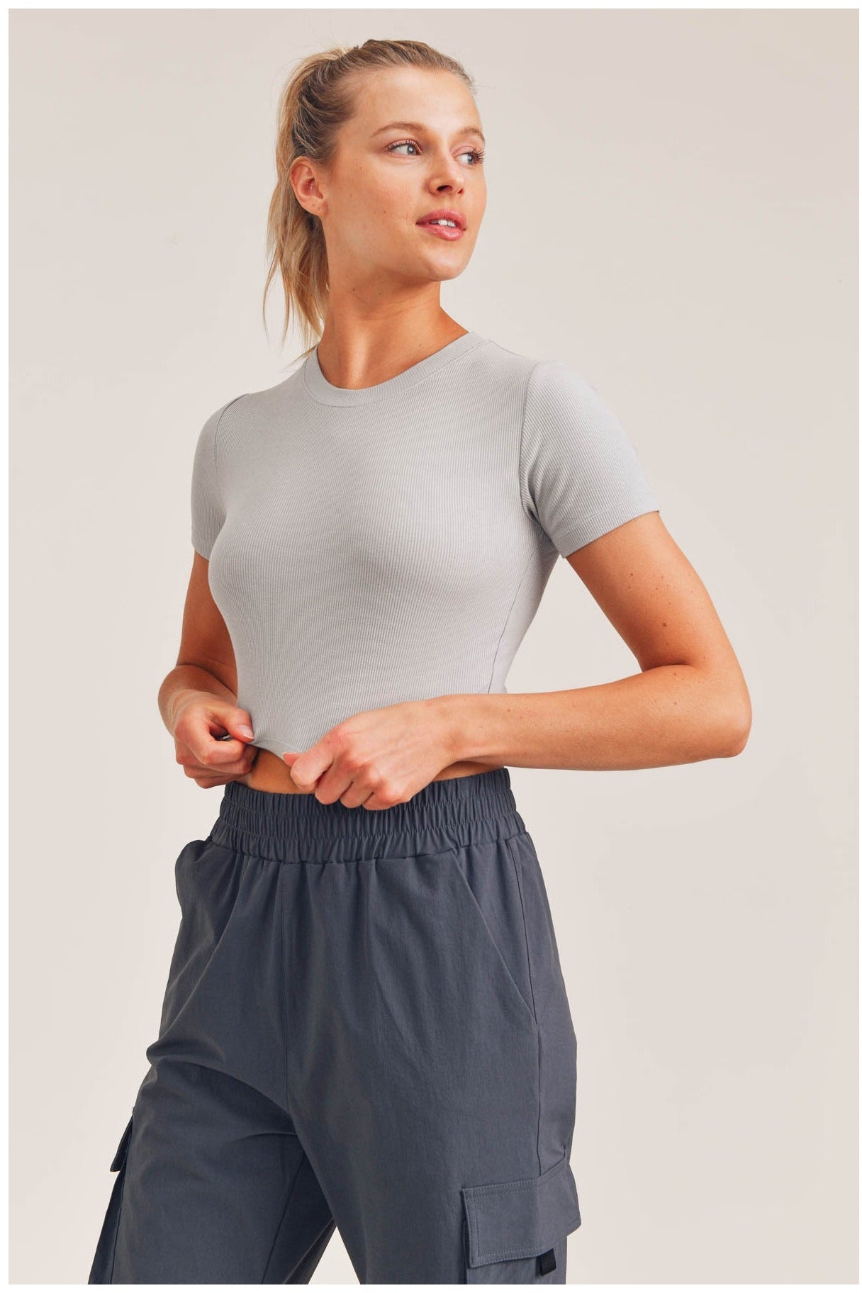MICRO-RIBBED CROPPED ATHLEISURE TEE